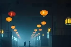 《雨季不打烊》剧照：雨中撑伞走过的小巷石板路