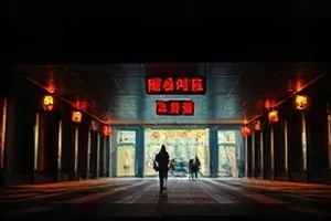 《灯塔守夜人》剧照：孤岛灯塔在暮色中亮起灯光