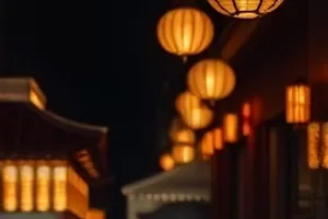 《无声证词》剧照：法庭木槌旁摊开的卷宗特写