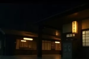 《海边的邮局》剧照：夏日海边白色邮局与蓝色门框